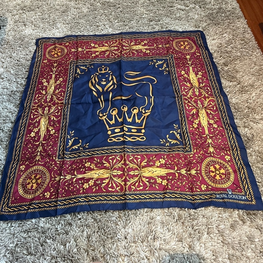 Like new vintage Royal Doulton Lion and crown scarf